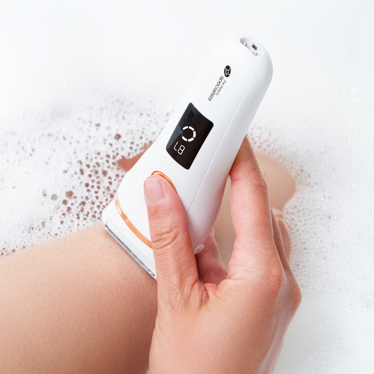 GO SMOOTH 4-IN-1 Lady Shaver & Bikini Trimmer in use in bath